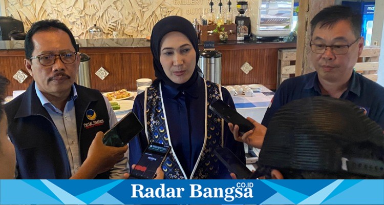 Ketua DPW Partai NasDem Jawa Timur, Lita Machfud Arifin, bersama Sekretaris DPW, Aminurokhman dan Ketua DPD Partai NasDem Kota Kediri, Adi Suwono