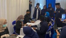 Ketua DPW Partai NasDem Jawa Timur, Lita Machfud Arifin saat melakukan monitoring kegiatan cek kesehatan di DPD Kabupaten Kediri