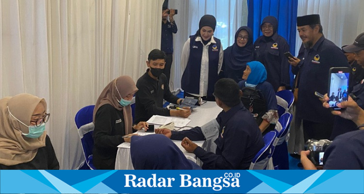 Ketua DPW Partai NasDem Jawa Timur, Lita Machfud Arifin saat melakukan monitoring kegiatan cek kesehatan di DPD Kabupaten Kediri