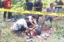 Anggota Polres Lamongan melakukan olah tempat kejadian perkara (TKP) penemuan mayat pria di parit utara Jalan Nasional Lamongan–Babat, Desa Surabayan, Kecamatan Sukodadi, Selasa (21/10/2025). (Foto Dok Ho/RadarBangsa.co.id)