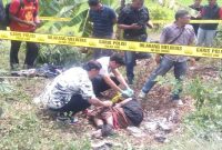 Anggota Polres Lamongan melakukan olah tempat kejadian perkara (TKP) penemuan mayat pria di parit utara Jalan Nasional Lamongan–Babat, Desa Surabayan, Kecamatan Sukodadi, Selasa (21/10/2025). (Foto Dok Ho/RadarBangsa.co.id)