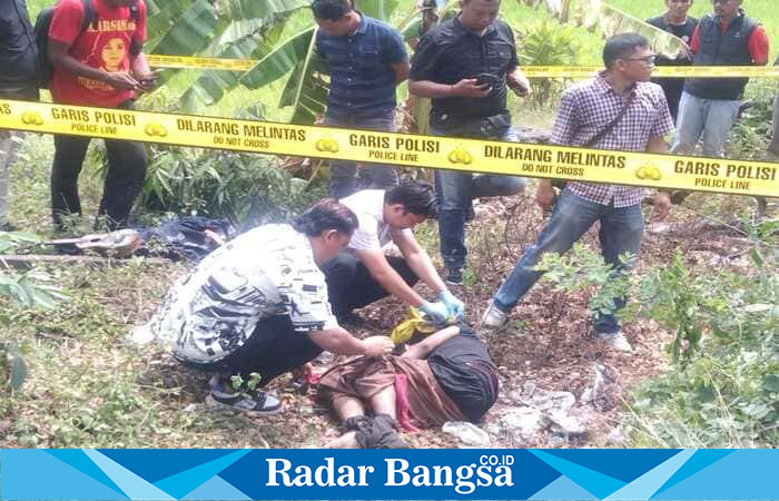 Anggota Polres Lamongan melakukan olah tempat kejadian perkara (TKP) penemuan mayat pria di parit utara Jalan Nasional Lamongan–Babat, Desa Surabayan, Kecamatan Sukodadi, Selasa (21/10/2025). (Foto Dok Ho/RadarBangsa.co.id)