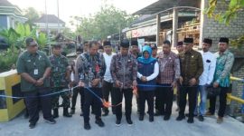 Bupati Bangkalan Lukman Hakim resmikan jembatan baru di Desa Dupok, Kokop, Kamis (9/10/2025). (Foto Dok Ho/RadarBangsa.co.id)