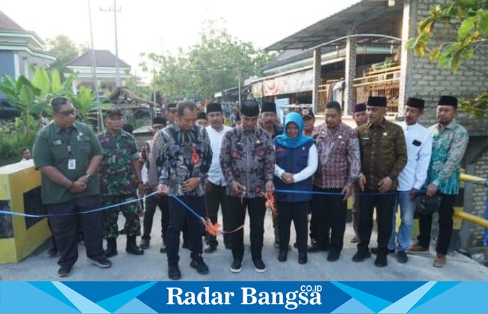 Bupati Bangkalan Lukman Hakim resmikan jembatan baru di Desa Dupok, Kokop, Kamis (9/10/2025). (Foto Dok Ho/RadarBangsa.co.id)