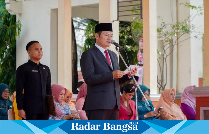 Bupati Lamongan Yuhronur Efendi membacakan amanat Menteri Pemuda dan Olahraga pada upacara peringatan Hari Sumpah Pemuda ke-97 di Alun-Alun Lamongan, Selasa (28/10/2025). (Foto Dok Ho/RadarBangsa.co.id)