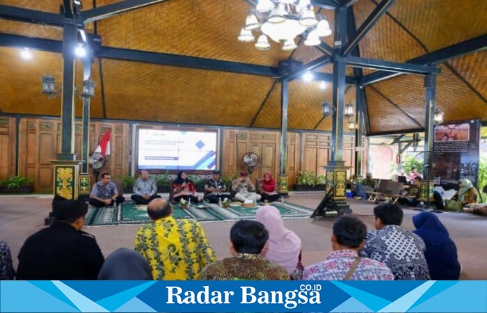 Bupati Banyuwangi Ipuk Fiestiandani menghadiri forum pertemuan BPD se-Banyuwangi bertajuk Gesah Desa di Pelinggihan Dinas Kebudayaan dan Pariwisata, Kamis (16/10/2025) (Foto Dok Ho/RadarBangsa.co.id)