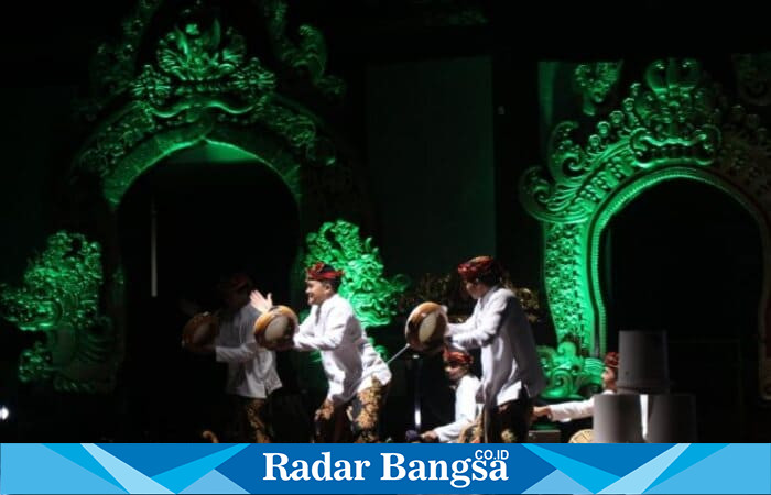 Penampilan grup musik etnik Banyuwangi memukau penonton lewat irama rancak Perkusi Using pada gelaran Banyuwangi Percussion Festival 2025. (Foto Dok Ho/RadarBangsa.co.id)