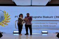 Eri Palgunadi (SVP Marketing Group Head JNE) menerima penghargam The Outstanding Commitment to Fostering the Creative Economy for MSME Growth dari International Creative Exchange (ICE) dalam ajang Indonesia Creative Awards (ICA) 2025 di Hotel Borobudur, Jakarta, Senin (29/9/2025). (Dok Foto JNE)