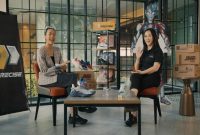 Reza Mathilda Gozali (kiri) dan narasumber lainnya berbagi kisah perjalanan Precise Shoes dalam podcast Cerita Bersama Brand Lokal di kanal YouTube JNE ID (Foto Dok Ho/RadarBangsa.co.id)