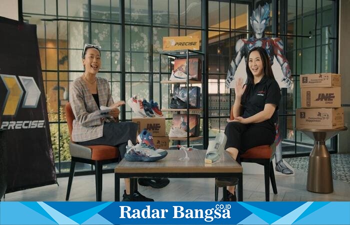 Reza Mathilda Gozali (kiri) dan narasumber lainnya berbagi kisah perjalanan Precise Shoes dalam podcast Cerita Bersama Brand Lokal di kanal YouTube JNE ID (Foto Dok Ho/RadarBangsa.co.id)