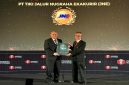 Presiden Direktur JNE, M. Feriadi Soeprapto, menerima penghargaan “Courier of The Year” pada ajang Indonesia Logistics Awards 2025 di Jakarta. (Foto Dok JNE)