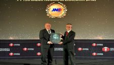 Presiden Direktur JNE, M. Feriadi Soeprapto, menerima penghargaan “Courier of The Year” pada ajang Indonesia Logistics Awards 2025 di Jakarta. (Foto Dok JNE)