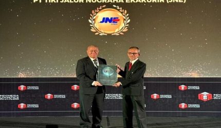 JNE Sabet Penghargaan Courier of The Year di Indonesia Logistics Awards 2025