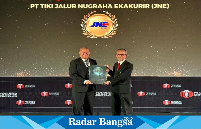Presiden Direktur JNE, M. Feriadi Soeprapto, menerima penghargaan “Courier of The Year” pada ajang Indonesia Logistics Awards 2025 di Jakarta. (Foto Dok JNE)