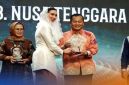Gubernur NTB Dr. H. Lalu Muhamad Iqbal menerima penghargaan Indonesia Muslim Travel Index (IMTI) 2025 dari Menteri Pariwisata RI Widiyanti Putri Wardhana dalam malam penganugerahan di JIEXPO Kemayoran, Jakarta, Kamis (9/10/2025). (Foto Dok Ho/RadarBangsa.co.id)