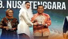 Gubernur NTB Dr. H. Lalu Muhamad Iqbal menerima penghargaan Indonesia Muslim Travel Index (IMTI) 2025 dari Menteri Pariwisata RI Widiyanti Putri Wardhana dalam malam penganugerahan di JIEXPO Kemayoran, Jakarta, Kamis (9/10/2025). (Foto Dok Ho/RadarBangsa.co.id)
