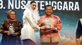 Gubernur NTB Dr. H. Lalu Muhamad Iqbal menerima penghargaan Indonesia Muslim Travel Index (IMTI) 2025 dari Menteri Pariwisata RI Widiyanti Putri Wardhana dalam malam penganugerahan di JIEXPO Kemayoran, Jakarta, Kamis (9/10/2025). (Foto Dok Ho/RadarBangsa.co.id)