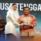 Gubernur NTB Dr. H. Lalu Muhamad Iqbal menerima penghargaan Indonesia Muslim Travel Index (IMTI) 2025 dari Menteri Pariwisata RI Widiyanti Putri Wardhana dalam malam penganugerahan di JIEXPO Kemayoran, Jakarta, Kamis (9/10/2025). (Foto Dok Ho/RadarBangsa.co.id)