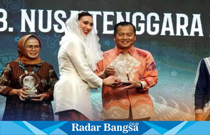 Gubernur NTB Dr. H. Lalu Muhamad Iqbal menerima penghargaan Indonesia Muslim Travel Index (IMTI) 2025 dari Menteri Pariwisata RI Widiyanti Putri Wardhana dalam malam penganugerahan di JIEXPO Kemayoran, Jakarta, Kamis (9/10/2025). (Foto Dok Ho/RadarBangsa.co.id)