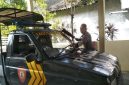 Anggota Polsek Tikung Polres Lamongan membersihkan mobil patroli di halaman Mapolsek, Rabu (15/10/2025). (Foto Dok Ho/RadarBangsa.co.id)