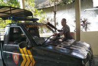 Anggota Polsek Tikung Polres Lamongan membersihkan mobil patroli di halaman Mapolsek, Rabu (15/10/2025). (Foto Dok Ho/RadarBangsa.co.id)