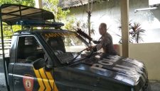 Anggota Polsek Tikung Polres Lamongan membersihkan mobil patroli di halaman Mapolsek, Rabu (15/10/2025). (Foto Dok Ho/RadarBangsa.co.id)