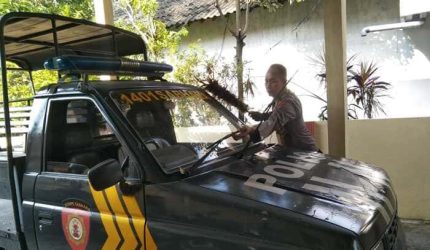 Jaga Kebersihan dan Kesiapsiagaan, Personel Polsek Tikung Rutin Rawat Mako dan Kendaraan Dinas