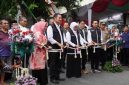 Gubernur Jawa Timur Khofifah Indar Parawansa bersama Bupati Lamongan Yuhronur Efendi meresmikan selesainya rehabilitasi ruas jalan Miru–Jugo di Desa Miru, Kecamatan Sekaran, Lamongan, Minggu (26/10/2025). (Foto Dok Ho/RadarBangsa.co.id)