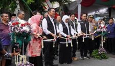 Gubernur Jawa Timur Khofifah Indar Parawansa bersama Bupati Lamongan Yuhronur Efendi meresmikan selesainya rehabilitasi ruas jalan Miru–Jugo di Desa Miru, Kecamatan Sekaran, Lamongan, Minggu (26/10/2025). (Foto Dok Ho/RadarBangsa.co.id)