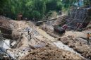 Pekerja mulai melakukan tahap pembersihan beton bertulang (pile cap) pada proyek rehabilitasi Jembatan Karangjati Anyar (Foto Dok Ho/RadarBangsa.co.id)