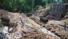 Pekerja mulai melakukan tahap pembersihan beton bertulang (pile cap) pada proyek rehabilitasi Jembatan Karangjati Anyar (Foto Dok Ho/RadarBangsa.co.id)
