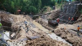 Pekerja mulai melakukan tahap pembersihan beton bertulang (pile cap) pada proyek rehabilitasi Jembatan Karangjati Anyar (Foto Dok Ho/RadarBangsa.co.id)