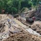 Pekerja mulai melakukan tahap pembersihan beton bertulang (pile cap) pada proyek rehabilitasi Jembatan Karangjati Anyar (Foto Dok Ho/RadarBangsa.co.id)