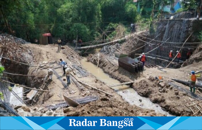 Pekerja mulai melakukan tahap pembersihan beton bertulang (pile cap) pada proyek rehabilitasi Jembatan Karangjati Anyar (Foto Dok Ho/RadarBangsa.co.id)