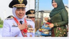 Gubernur Jawa Timur Khofifah Indar Parawansa (kiri) dan Anggota DPD RI asal Jawa Timur Dr. Lia Istifhama (kanan) (Foto Dok Ho/RadarBangsa.co.id)