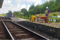 Pekerja tengah melakukan renovasi di area peron Stasiun Ketapang, Banyuwangi (Foto Dok Ho/RadarBangsa.co.id)
