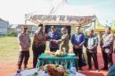 Bupati Lamongan Yuhronur Efendi menyerahkan piala simbolis usai peletakan batu pertama pembangunan Koperasi Desa Kelurahan Merah Putih (KDMP) Sidorejo, Kecamatan Deket, Jumat (17/10/2025). (Foto Dok Ho/RadarBangsa.co.id)
