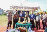 Bupati Lamongan Yuhronur Efendi menyerahkan piala simbolis usai peletakan batu pertama pembangunan Koperasi Desa Kelurahan Merah Putih (KDMP) Sidorejo, Kecamatan Deket, Jumat (17/10/2025). (Foto Dok Ho/RadarBangsa.co.id)
