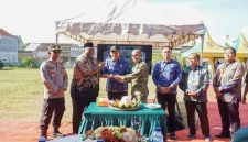 Bupati Lamongan Yuhronur Efendi menyerahkan piala simbolis usai peletakan batu pertama pembangunan Koperasi Desa Kelurahan Merah Putih (KDMP) Sidorejo, Kecamatan Deket, Jumat (17/10/2025). (Foto Dok Ho/RadarBangsa.co.id)