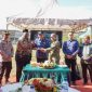 Bupati Lamongan Yuhronur Efendi menyerahkan piala simbolis usai peletakan batu pertama pembangunan Koperasi Desa Kelurahan Merah Putih (KDMP) Sidorejo, Kecamatan Deket, Jumat (17/10/2025). (Foto Dok Ho/RadarBangsa.co.id)