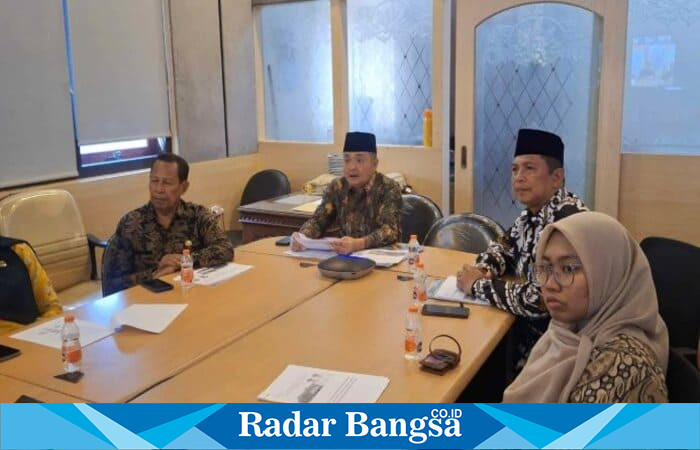Wakil Bupati Bangkalan Moch. Fauzan Ja’far memaparkan komitmen Pemkab Bangkalan dalam meningkatkan keterbukaan informasi publik pada kegiatan Monev KI Jawa Timur (Foto Dok Ho/RadarBangsa.co.id)
