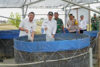 Bupati Lamongan Dr. H. Yuhronur Efendi bersama Tim Ahli Utama Kedeputian I Kantor Staf Presiden meninjau kolam budidaya ikan lele dan nila di Kampung Pandu Sakti, Desa Jotosanur, Kecamatan Tikung.(Foto Dok Ho/RadarBangsa.co.id)
