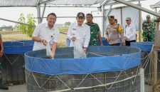 Bupati Lamongan Dr. H. Yuhronur Efendi bersama Tim Ahli Utama Kedeputian I Kantor Staf Presiden meninjau kolam budidaya ikan lele dan nila di Kampung Pandu Sakti, Desa Jotosanur, Kecamatan Tikung.(Foto Dok Ho/RadarBangsa.co.id)