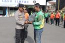 Kapolres Lamongan AKBP Agus Dwi Suryanto menyerahkan sarana kontak kepada perwakilan driver ojek online saat Apel Ojol di Mapolres Lamongan, Jumat (24/10/2025). (Foto Dok Ho/RadarBangsa.co.id)