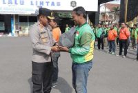 Kapolres Lamongan AKBP Agus Dwi Suryanto menyerahkan sarana kontak kepada perwakilan driver ojek online saat Apel Ojol di Mapolres Lamongan, Jumat (24/10/2025). (Foto Dok Ho/RadarBangsa.co.id)