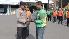 Kapolres Lamongan AKBP Agus Dwi Suryanto menyerahkan sarana kontak kepada perwakilan driver ojek online saat Apel Ojol di Mapolres Lamongan, Jumat (24/10/2025). (Foto Dok Ho/RadarBangsa.co.id)