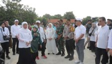 Kapolres Lamongan AKBP Agus Dwi Suryanto bersama Gubernur Jawa Timur Khofifah Indar Parawansa saat menghadiri kegiatan Jalan Sehat dalam rangka Hari Santri Nasional 2025 di Lapangan Gajah Mada, Lamongan, Minggu (26/10/2025). (Foto Dok Ho/RadarBangsa.co.id)