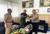 Kapolsek Tikung AKP Anang Purwo Widodo (kanan) berjabat tangan dengan Danramil Tikung Kapten Cke Slamet Purwanto (tengah) usai tasyakuran HUT TNI ke-80 di Mako Koramil Tikung, Lamongan, Senin (6/10/2025). Hadir pula Camat Tikung H. Sujirman Sholeh (kiri) (Foto Dok Ho/RadarBangsa.co.id)