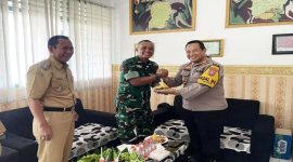 Kapolsek Tikung AKP Anang Purwo Widodo (kanan) berjabat tangan dengan Danramil Tikung Kapten Cke Slamet Purwanto (tengah) usai tasyakuran HUT TNI ke-80 di Mako Koramil Tikung, Lamongan, Senin (6/10/2025). Hadir pula Camat Tikung H. Sujirman Sholeh (kiri) (Foto Dok Ho/RadarBangsa.co.id)