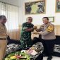 Kapolsek Tikung AKP Anang Purwo Widodo (kanan) berjabat tangan dengan Danramil Tikung Kapten Cke Slamet Purwanto (tengah) usai tasyakuran HUT TNI ke-80 di Mako Koramil Tikung, Lamongan, Senin (6/10/2025). Hadir pula Camat Tikung H. Sujirman Sholeh (kiri) (Foto Dok Ho/RadarBangsa.co.id)